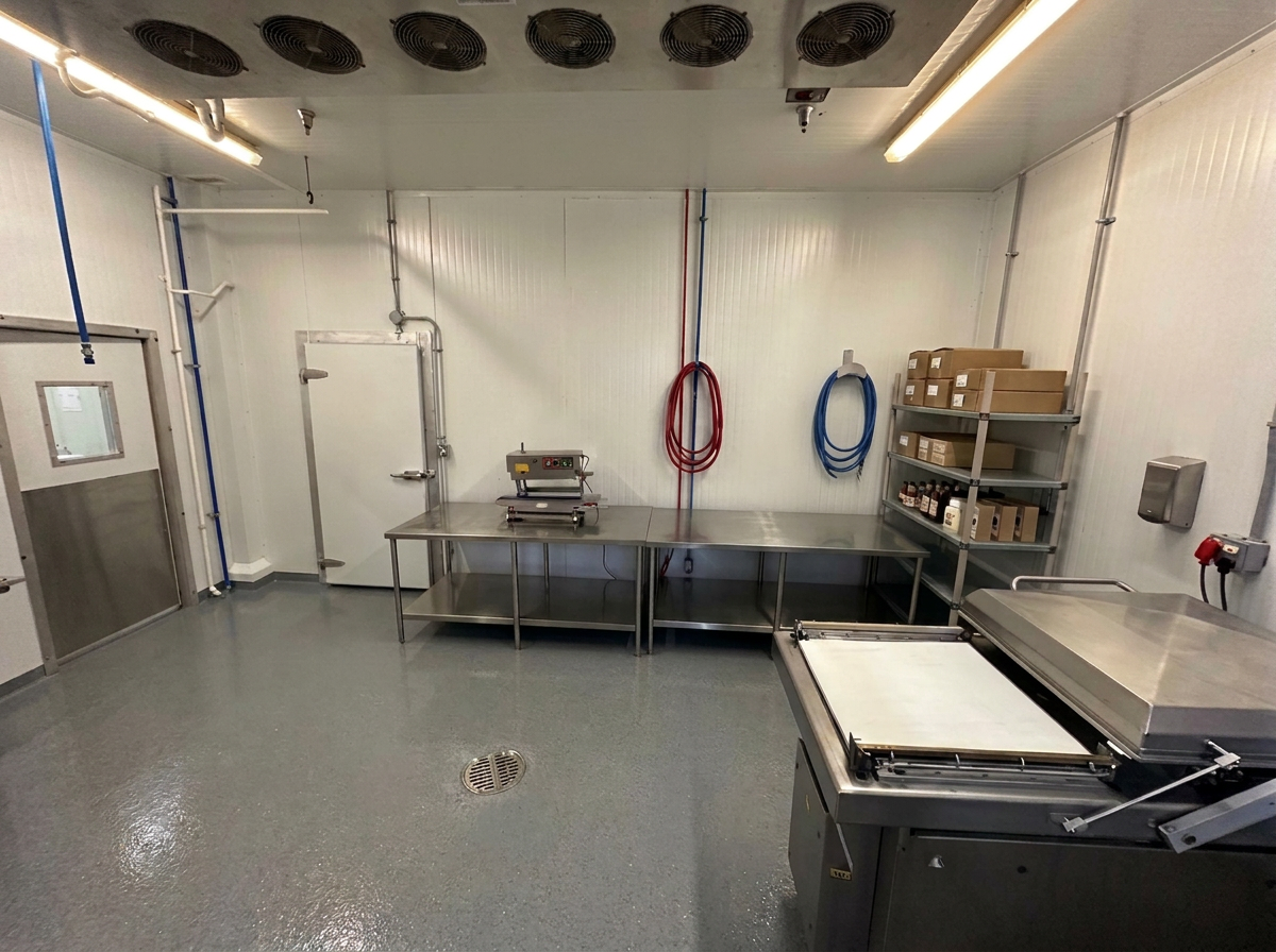 Salle d'emballage avec machine sous-vide industrielle et scelleuse commerciale